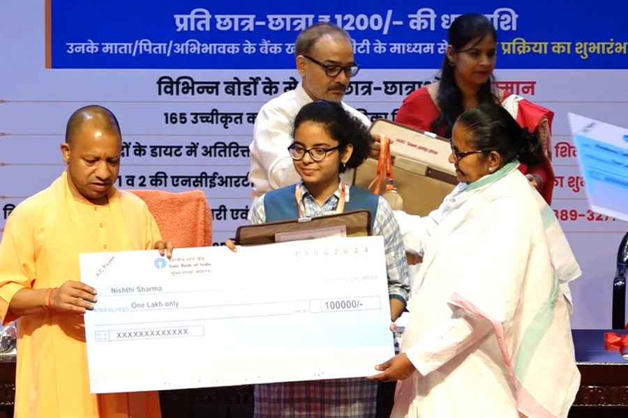 Girl students set a pace in education, CM Yogi inaugurated secondary education schemes