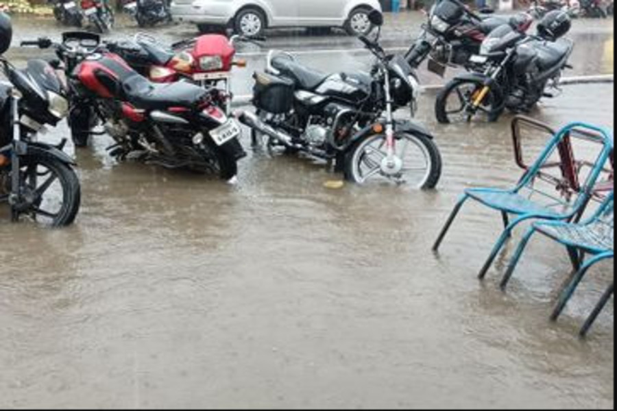 First rain exposed Jaunpur Nagar Panchayat, drains turned into ponds, people worried